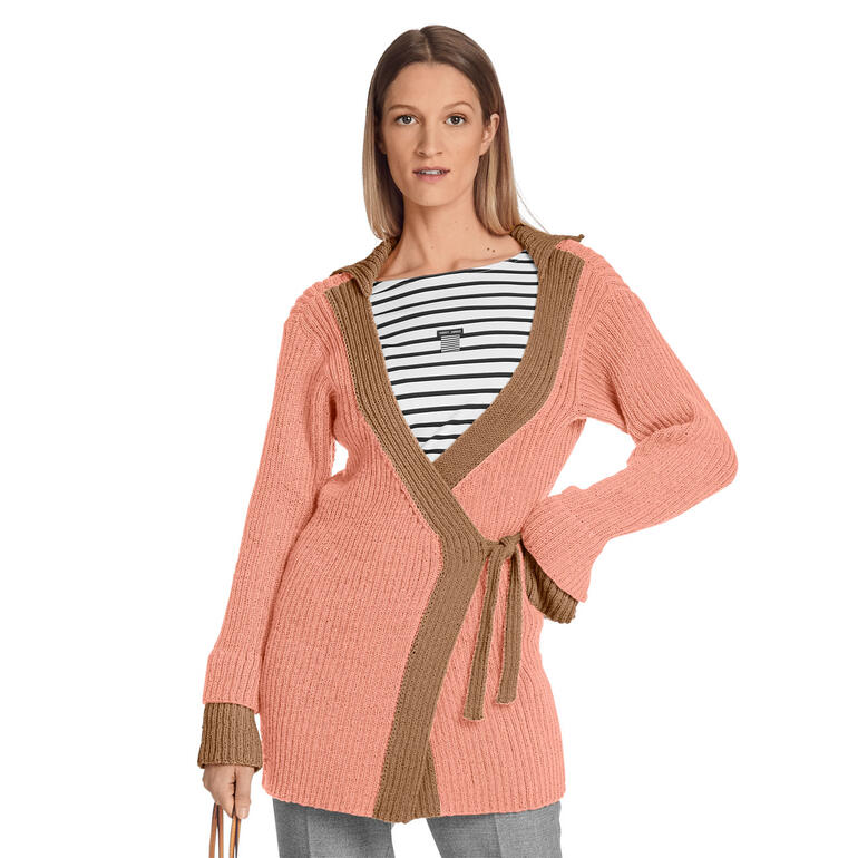 Rosa Wickeljacke aus Nuovo Merino 180 mit kontrastierendem Gürtel.