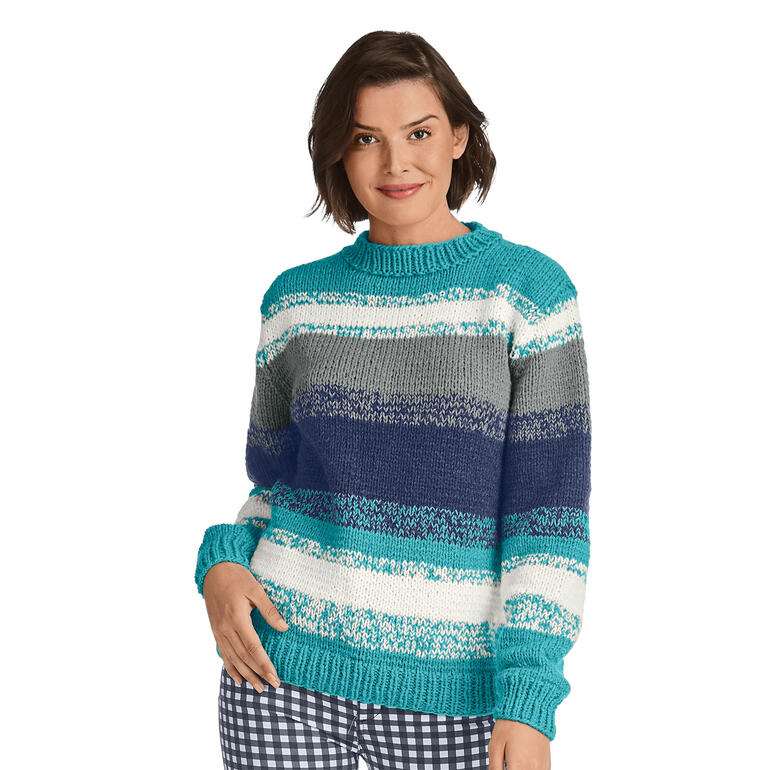 Frau in gestreiftem Pullover aus Aparta-Nova von Junghans-Wolle.