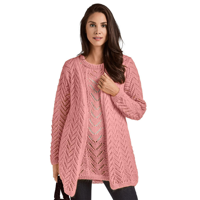 Frau trägt ein pinkes Twin-Set mit einem offenen Cardigan über einem langen Shirt.