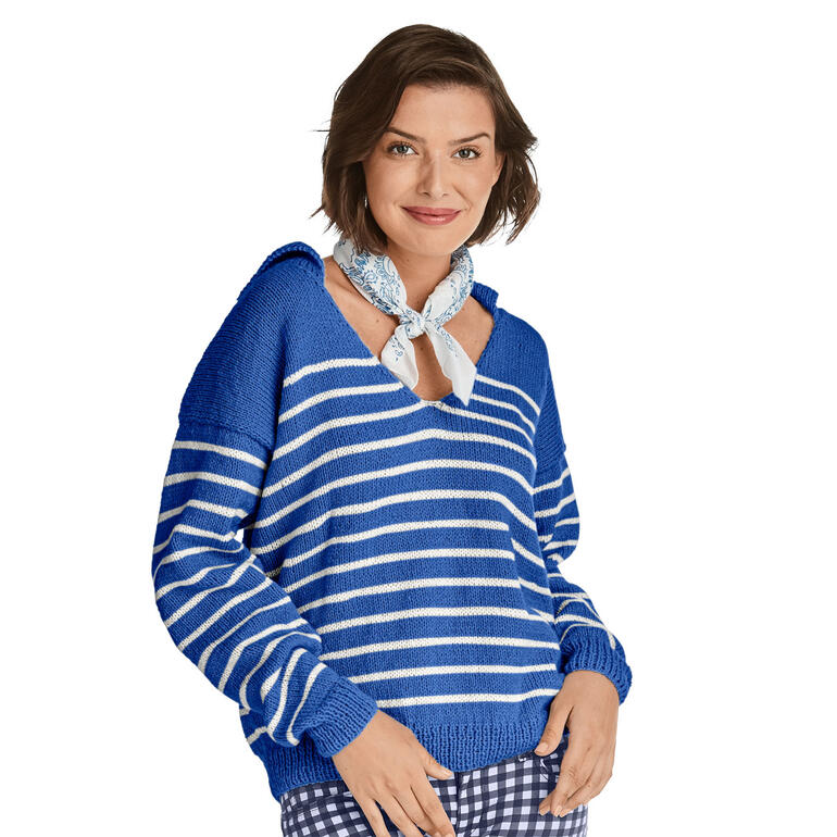 Frau trägt blauen gestreiften Pullover mit V-Ausschnitt und Schal.