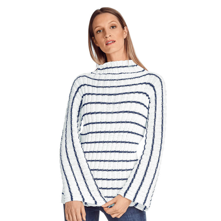 Frau trägt weißen Pullover mit blauen Streifen und hohen Kragen.
