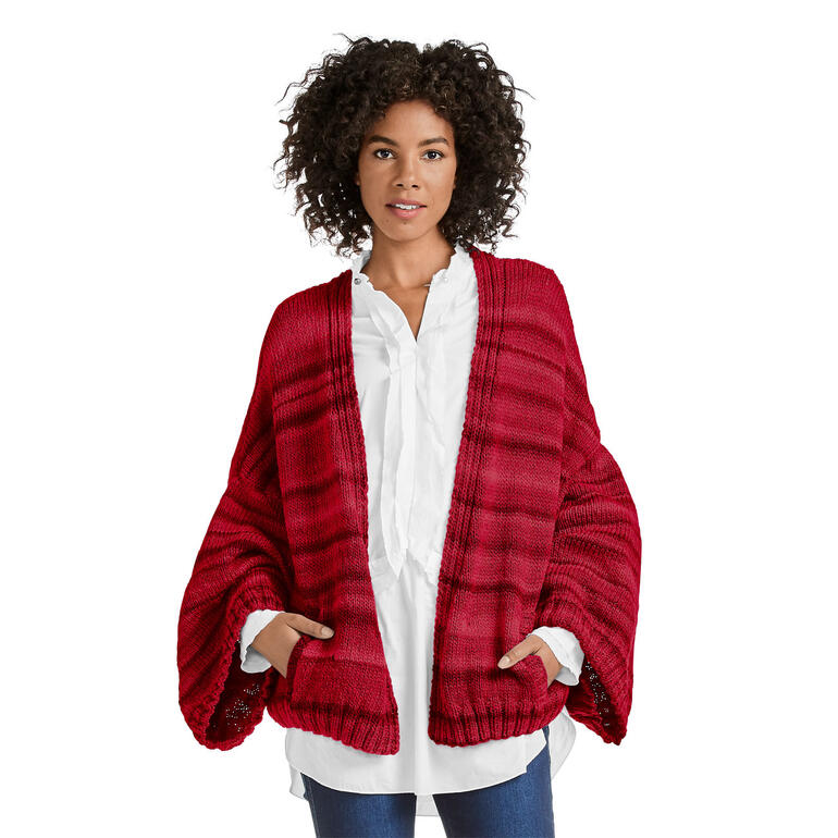 Rote Kimonojacke, getragen von Frau mit lockigen Haaren und offenen Taschen.