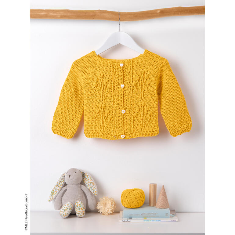 Gehäkelte Babyjacke aus Baby Pure Cotton in kräftigem Gelb mit Knöpfen.