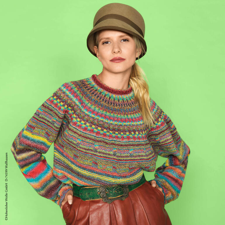 Bunter Pullover aus Zauberball® Crazy mit Rundhalsausschnitt.