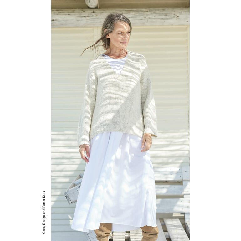Damenpullover mit asymmetrischer Länge aus Pluma in neutralen Tönen.