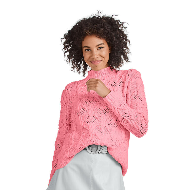 Lachende Frau in pinkem Pullover aus Merino-Cotton von Junghans-Wolle.