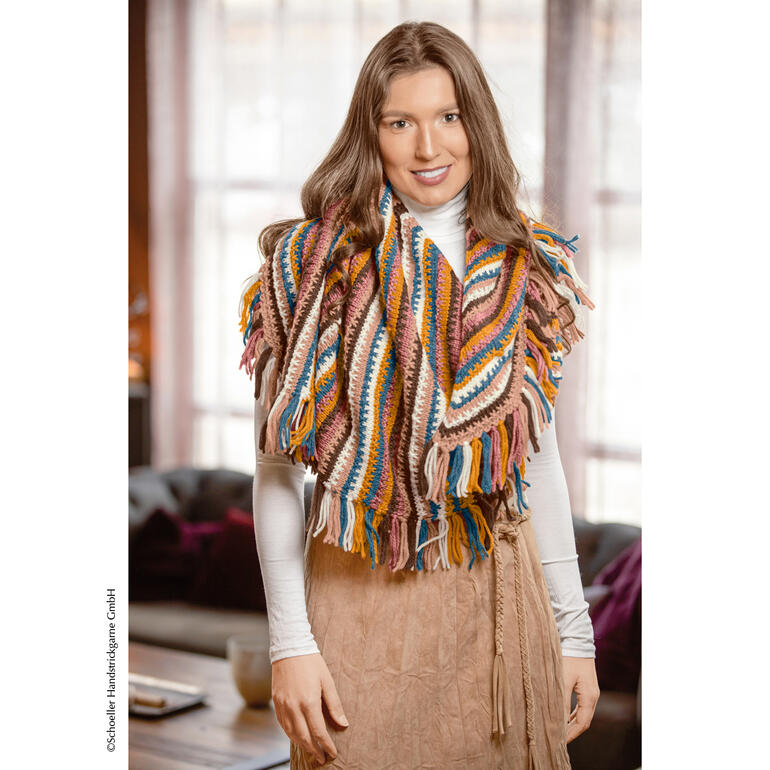 Frau trägt ein buntes, fransiges Dreiecktuch aus Camel & Wool von Austermann.