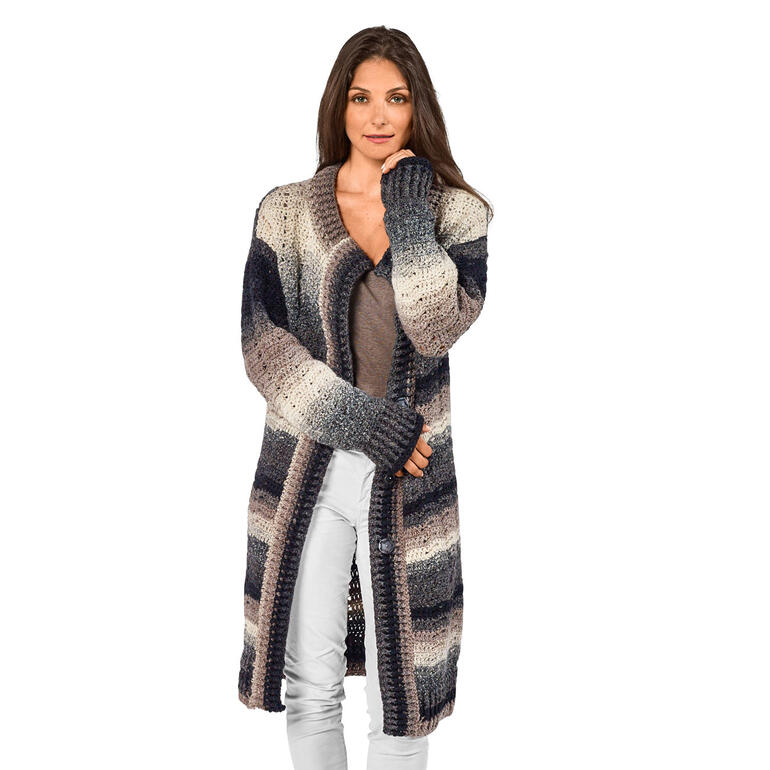 Häkelmantel aus Chic & Warm in grau-beige Tönen, um eine Frau getragen.