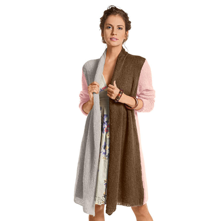 Mantel aus Aerea in grau und rosa, auf einer Frau stehend.