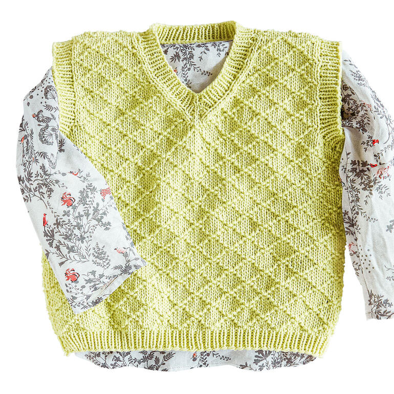 Heller Kinderpullunder mit V-Ausschnitt und Rautenmuster.