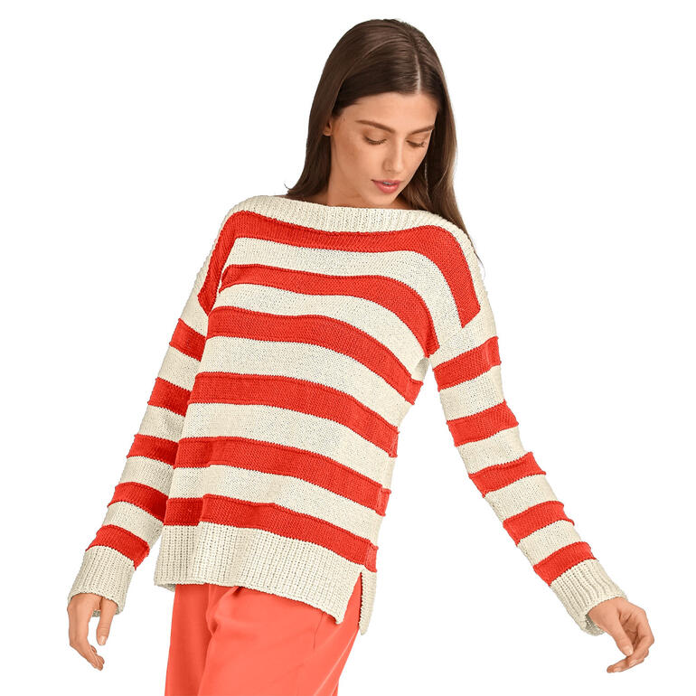 Frau in gestreiftem Pullover aus Cottonprima, mit weißen und roten Streifen.