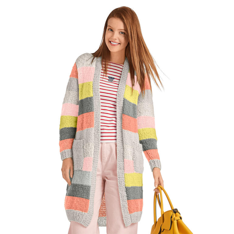 Frau in einer mehrfarbigen Jacke aus Aerea, die fröhlich in die Kamera lächelt.