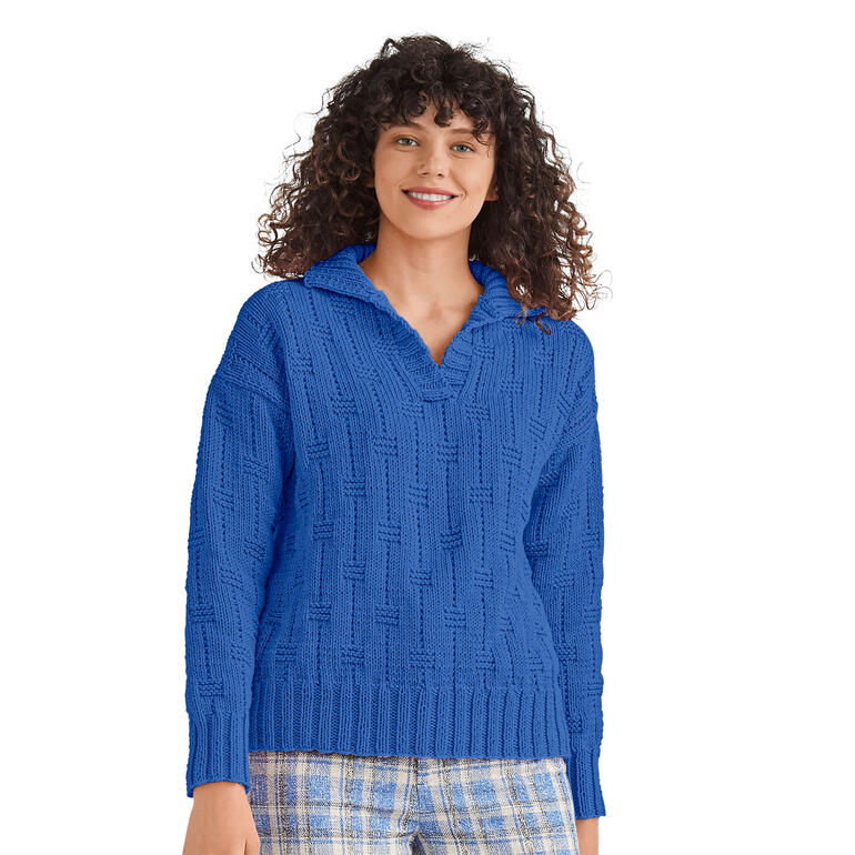 Polo-Pullover aus Cotonara, getragen von einer Frau mit lockigen Haaren.