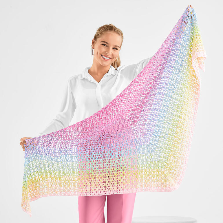 Häkeltuch aus Bobbel Cotton in pastellfarben, gehalten von einer Frau, die lächelt.