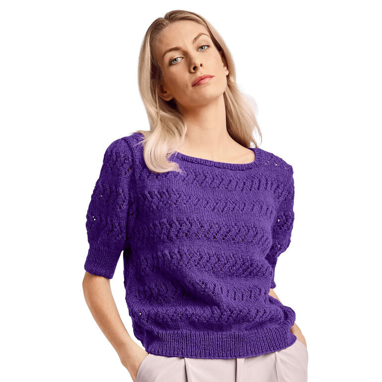 Lila Pullover aus Aparta-Nova mit weitem Rundhalsausschnitt und kurzen Ärmeln.