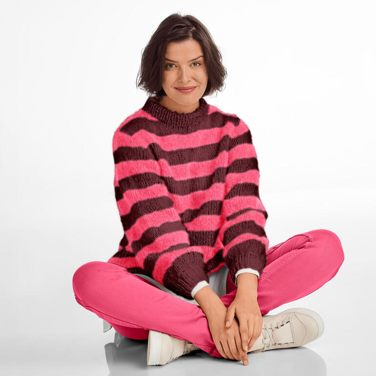 Gestreifter Pullover aus Feelana in Pink und Braun mit hohem Kragen.