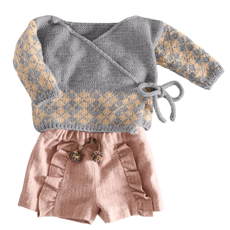 Graue Wickeljacke für Babys mit Rautenmuster und Band zum Binden.