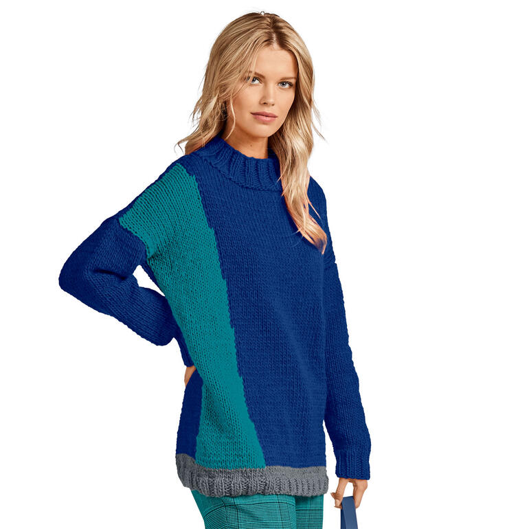 Frau in einem bunten Pullover aus Canoso mit geometrischem Design.