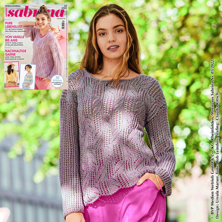 Frau trägt einen lila Pullover und posiert vor der Kamera.