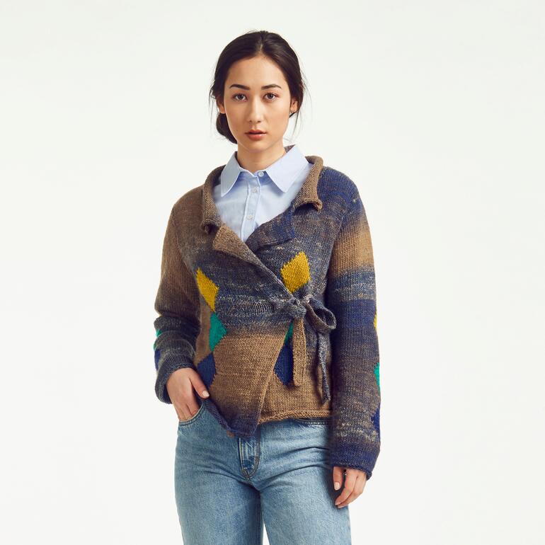 Jacke aus Monello-175 Color in ruhigen Farbtönen, offen getragen.