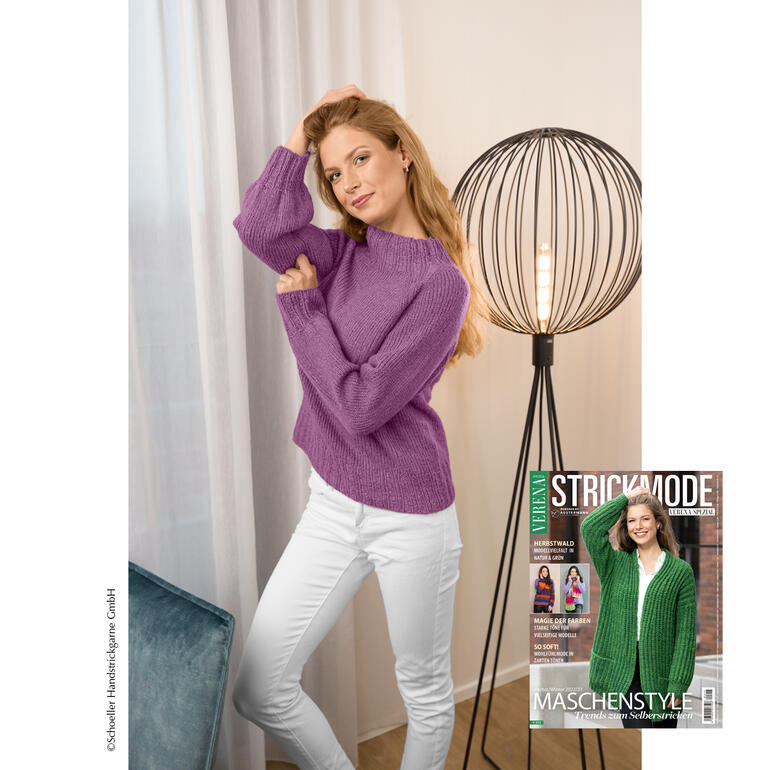 Frau in lila Pullover aus Cashmere Cloud, posiert neben einer Lampe.