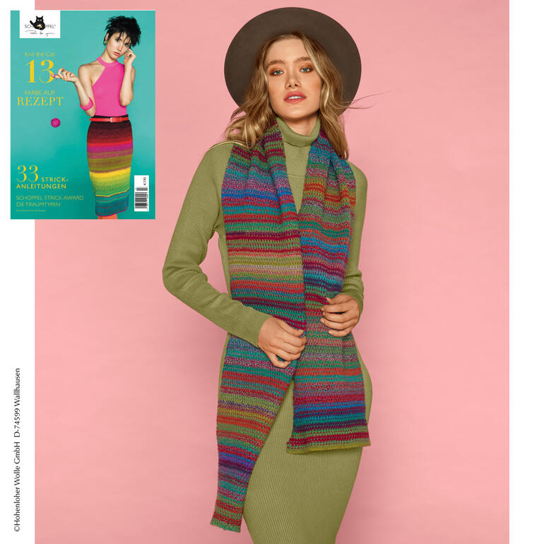 Frau trägt gestreiften Schal vor rosa Wand, in grünem Kleid.