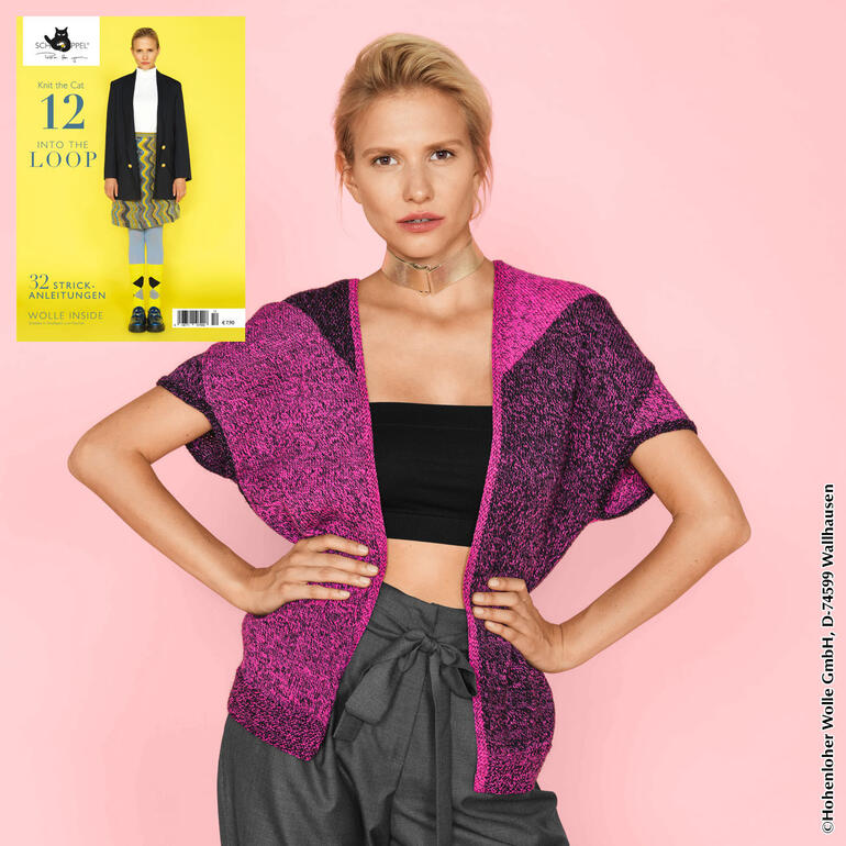 Frau in pinker Weste steht lächelnd, zeigt Vorderansicht.