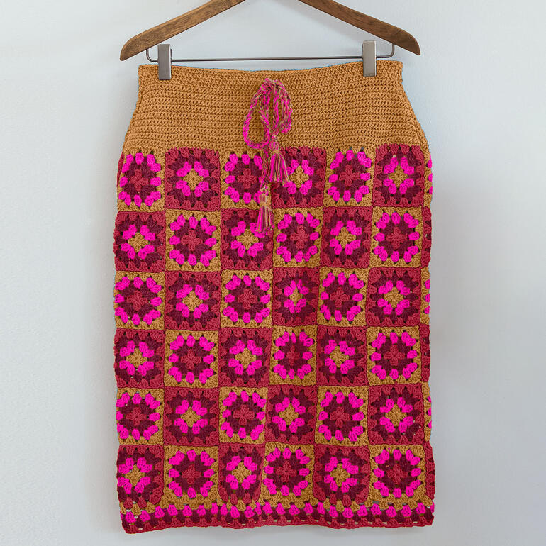 Häkelrock aus Cotonia II mit buntem Granny Square-Muster.