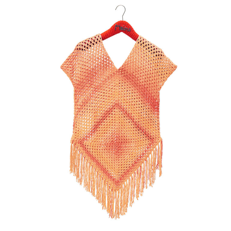 Häkeltunika aus Pinta in warmen Farben mit Fransen.
