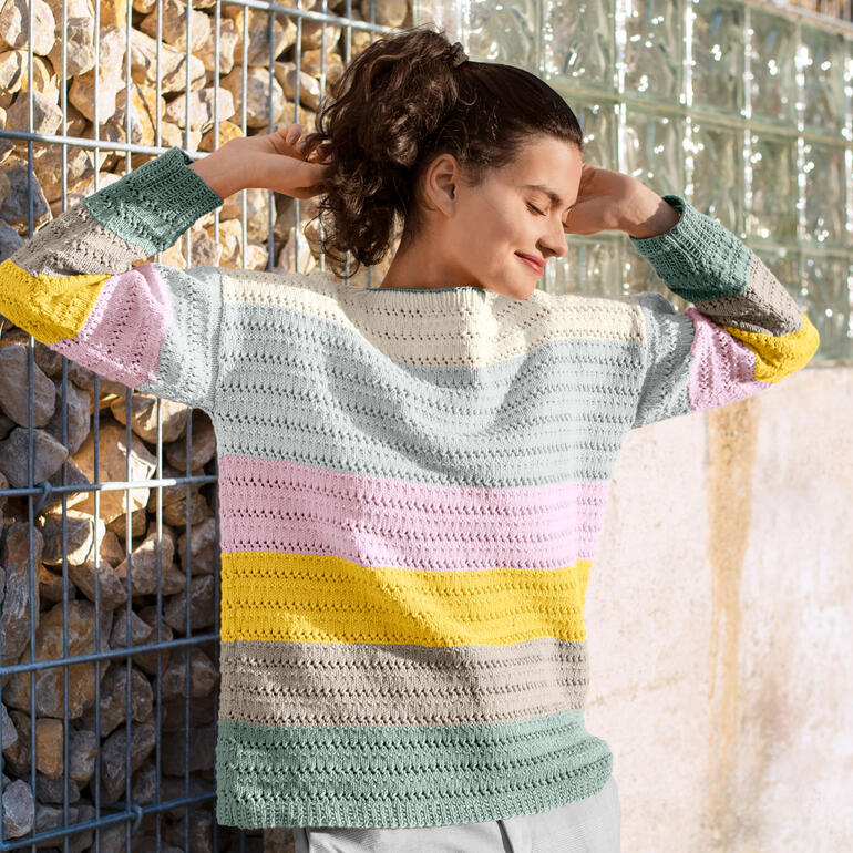 Bunter Pullover aus Cottolino mit Streifen, entspanntes Model.