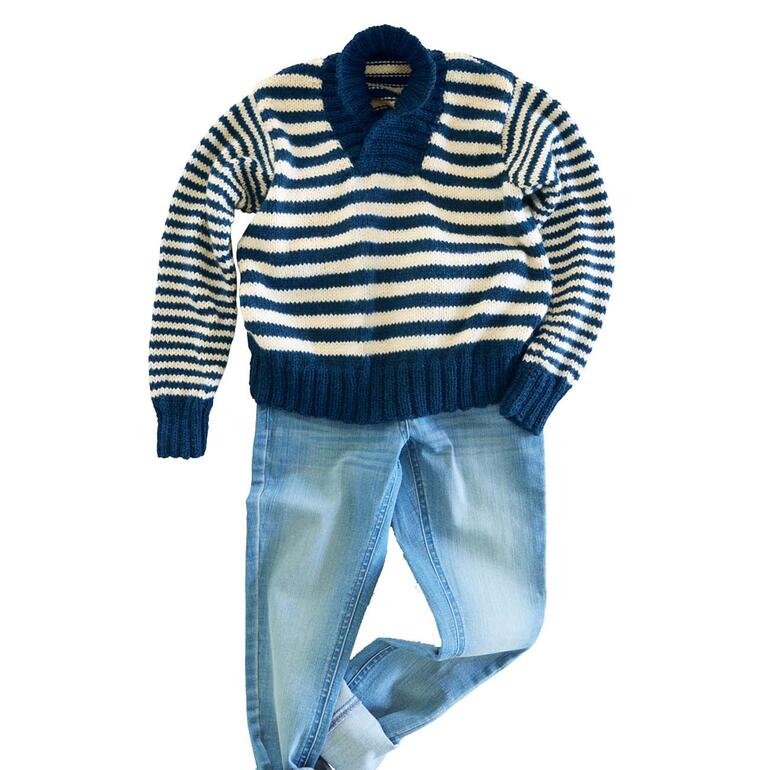 Gestreifter Pullover aus Enny in Blau und Weiß, zusammen mit einer Jeans präsentiert.