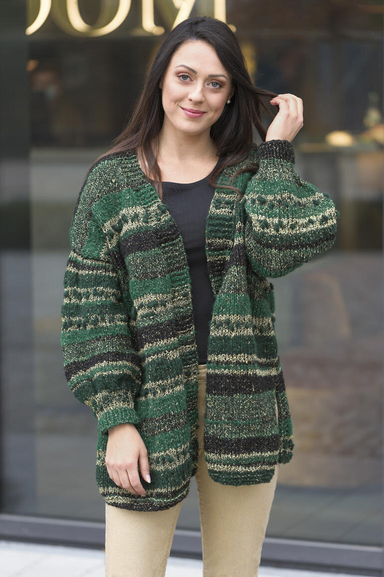 Frau in gestreifter Jacke aus Surprise Knitting mit kurzem Schnitt.