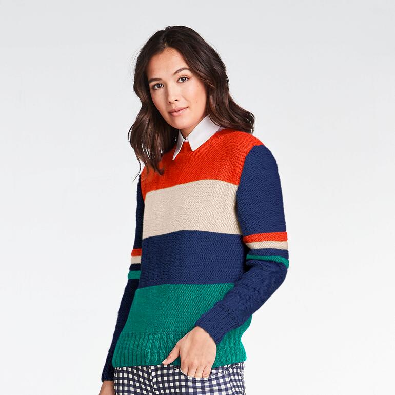 Bunter Pullover aus Monello-175 Uni für Damen, lächelnde Frau im Stehen.