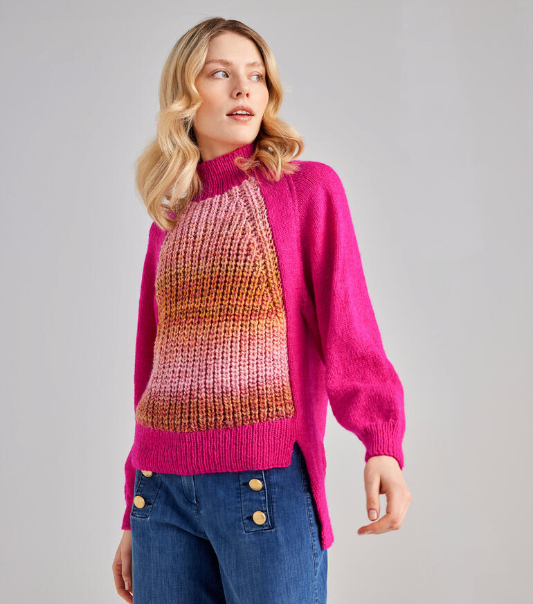 Pullover aus Monello, getragen von einer Frau mit einem farbenfrohen Design und einem lässigen Look.