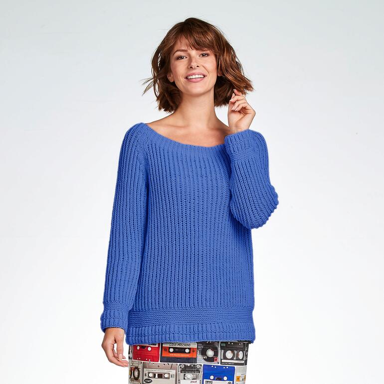 Blauer Damenpullover mit Rundhalsausschnitt und strukturiertem Muster, getragen von einer lächelnden Frau.