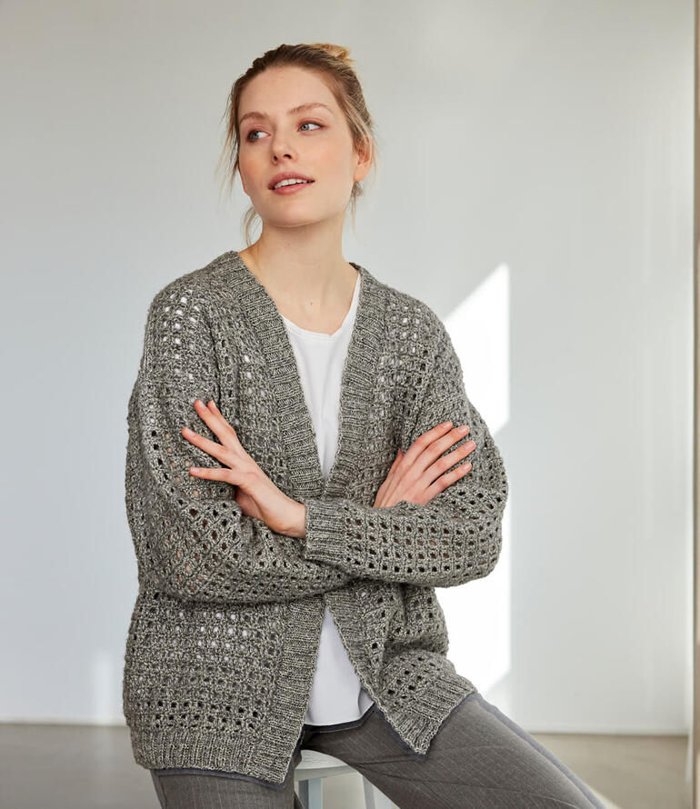 Jacke aus Wool-Cotton von Junghans-Wolle, locker getragen von einer nachdenklichen Frau.