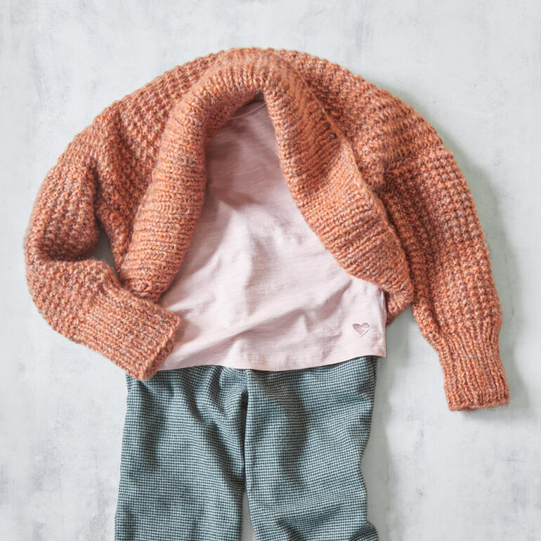 Herren-Bolero aus Frigga in warmen Orangetönen, lässig und modisch drapiert.