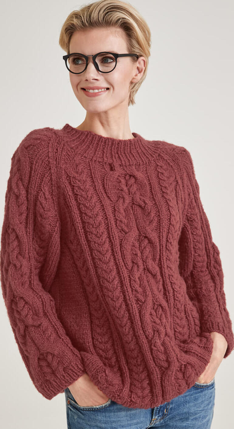 Damen Pullover aus NewWool in rostrot mit Strukturmuster.