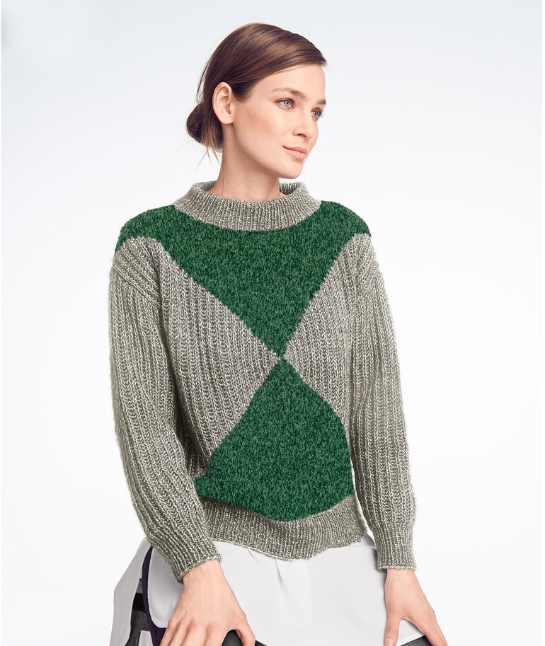 Frau trägt einen farbigen Pullover aus Wool-Cotton mit geometrischem Muster.