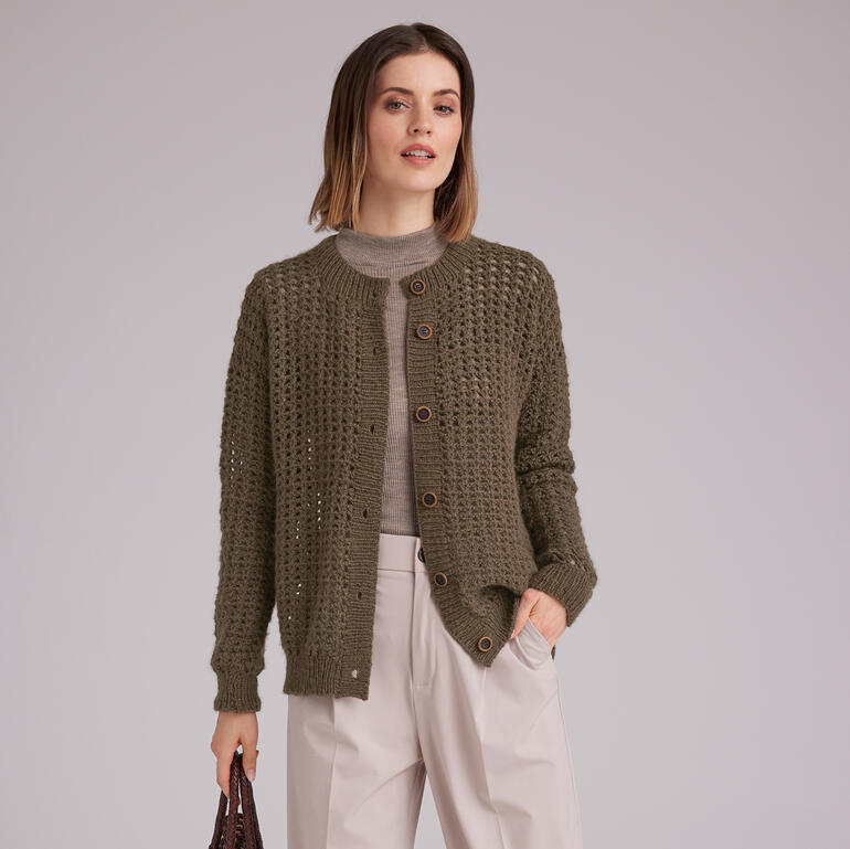 Dunkelgrüne Strickjacke mit Knöpfen, schick kombiniert mit beige.