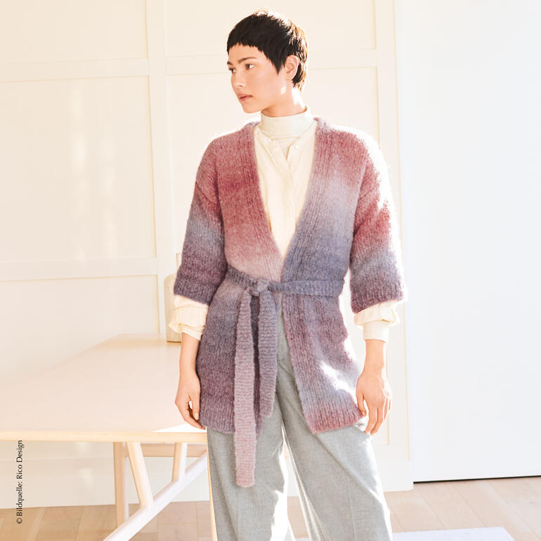 Pastellfarbener Cardigan mit Gürtel, locker geschnitten, modisch.