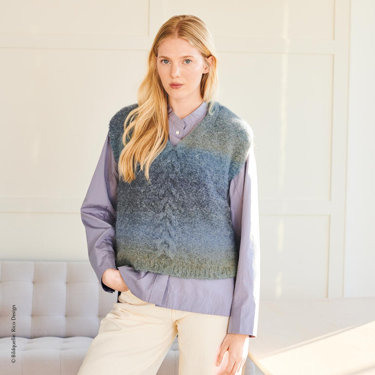 Model trägt einen grauen Pullunder, stilvoll und modern.