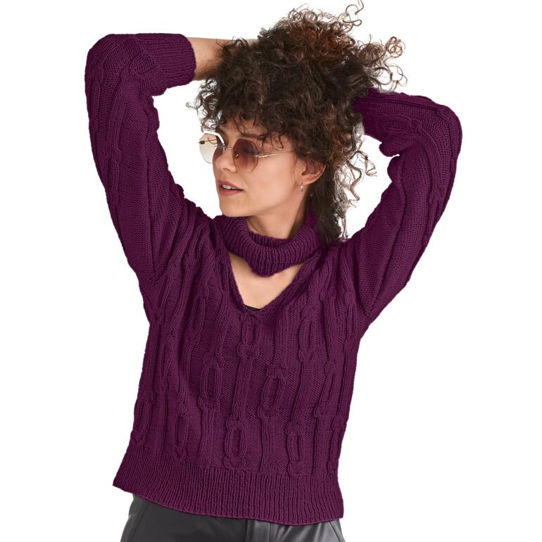 Frau in lila Pullover mit Ausschnitt, hebt die Arme in die Luft.