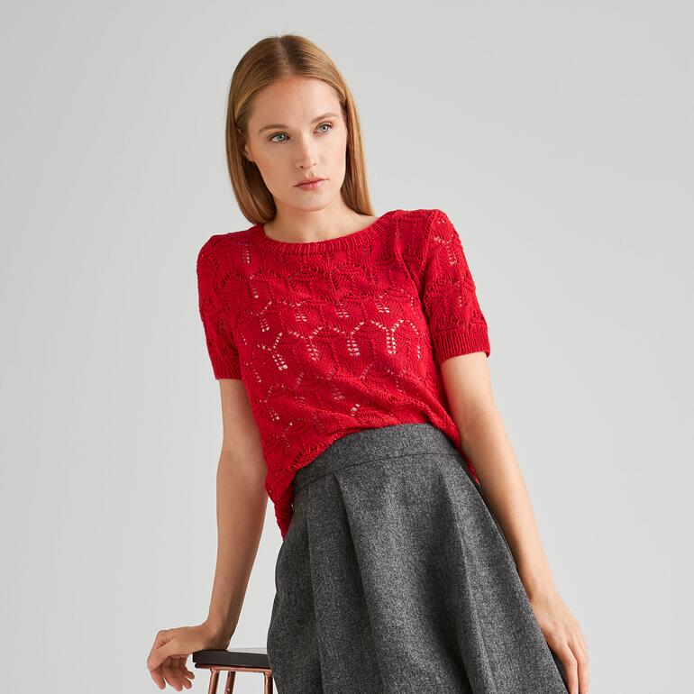 Roter Pulli aus Recycle & PET mit feinem Muster und kurzen Ärmeln.