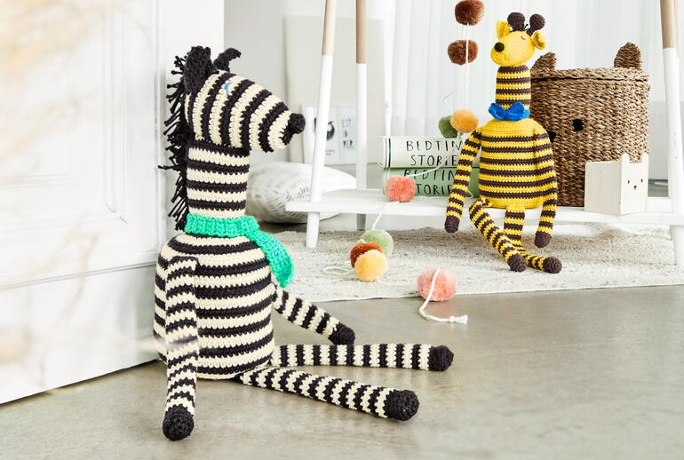 Häkel-Zebra „Zack“ aus Cotonara mit grünem Schal.