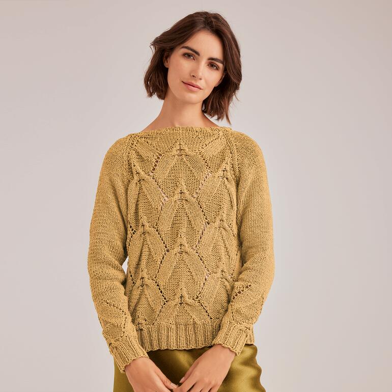 Frau in gelbem Pullover mit Struktur wirkt freundlich und lächelt.