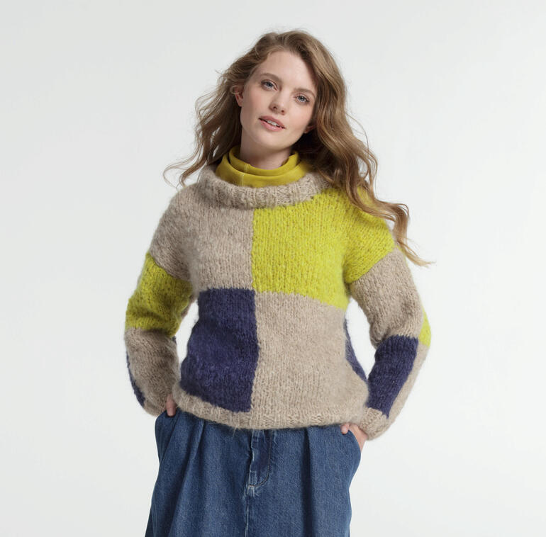 Bunter Pullover aus Nappy mit verschiedenen Farbfeldern, modern geschnitten.