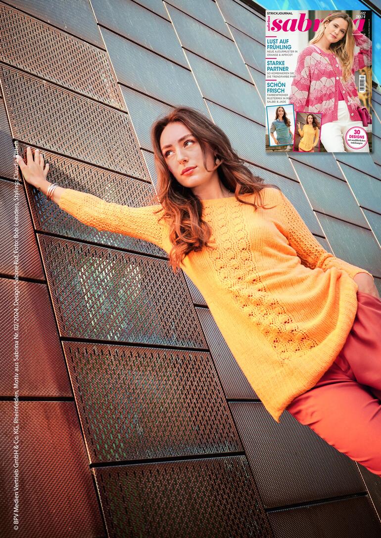 Taillierter Longpulli aus Charme in Gelb, getragen von einer Frau.