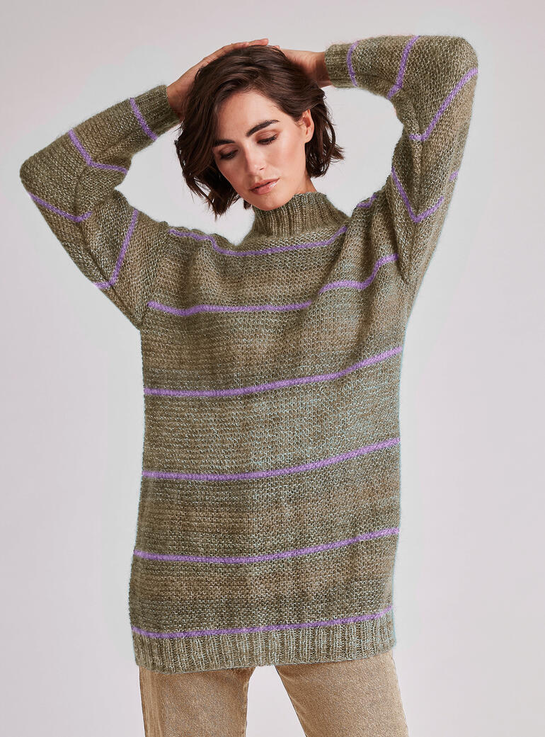 Grüner Pullover mit gestreiften Mustern auf hellem Hintergrund.