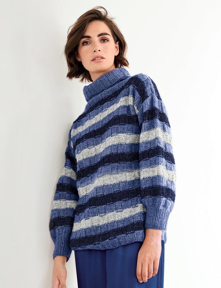 Gestreifter Pullover in Blau mit hohem Kragen und elegantem Design.